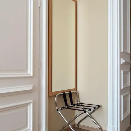 Brass Suites Homestay *
